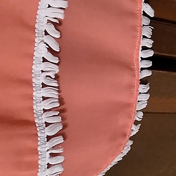 Eyeshadow blouse coral short sleeve with eyelets and fringe on bottom - Picture 3 of 6